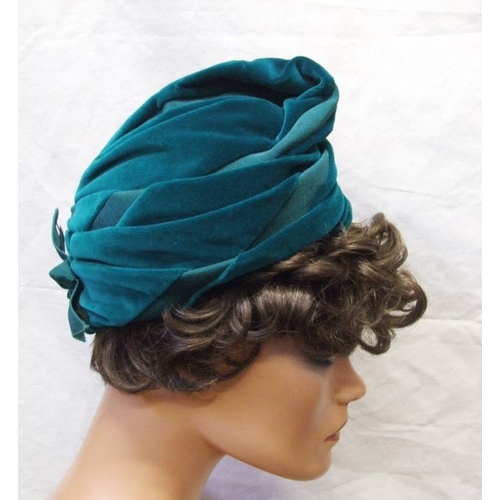 549 - 6 Ladies Vintage Hats incl. Webron Model, velvet pill box, etc. 2 Hat Boxes & Vanity Case