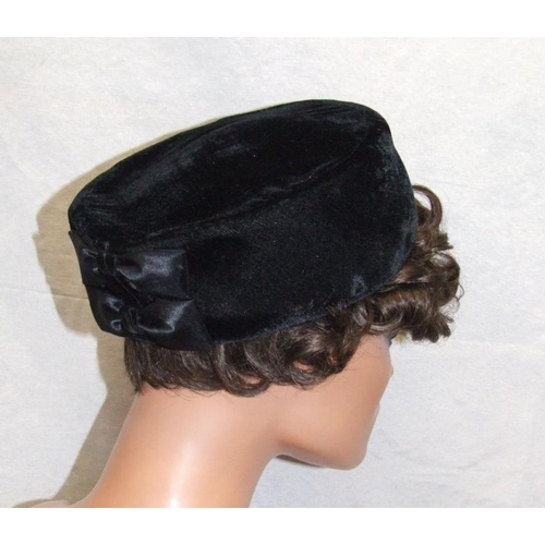 549 - 6 Ladies Vintage Hats incl. Webron Model, velvet pill box, etc. 2 Hat Boxes & Vanity Case