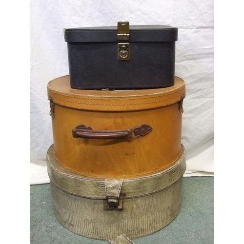 549 - 6 Ladies Vintage Hats incl. Webron Model, velvet pill box, etc. 2 Hat Boxes & Vanity Case