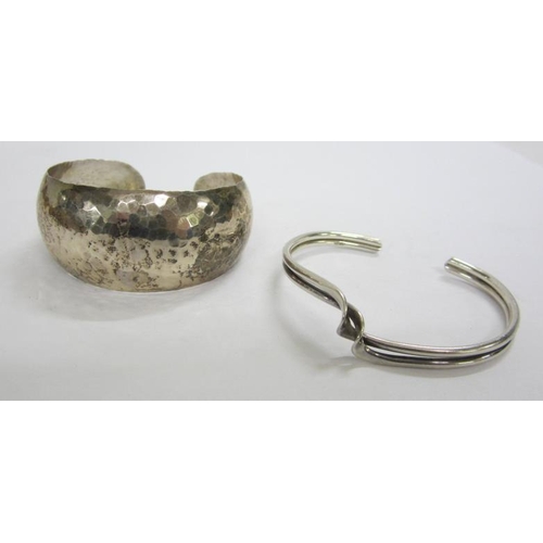 473 - 2 Silver/925 Bangles, 1 wide hammered finish the other with central twist