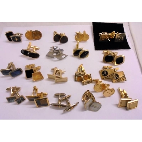 408 - 20 Pairs Cufflinks, gold tone classic style incl. set with tie tack, set with black etc.