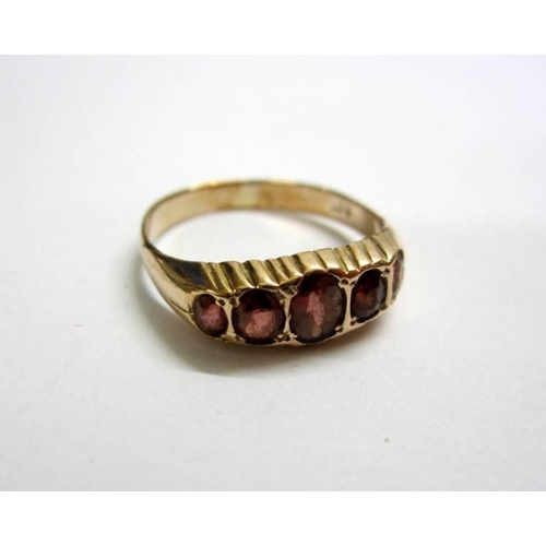 472 - 9ct. Gold 5 Stone Garnet Ring, size M 1/2