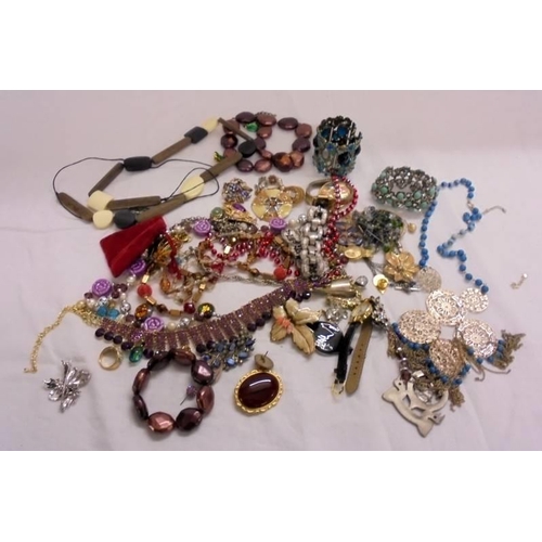 421 - Costume Jewellery incl. bracelets, necklaces, pendants, rings, watches, earrings etc.