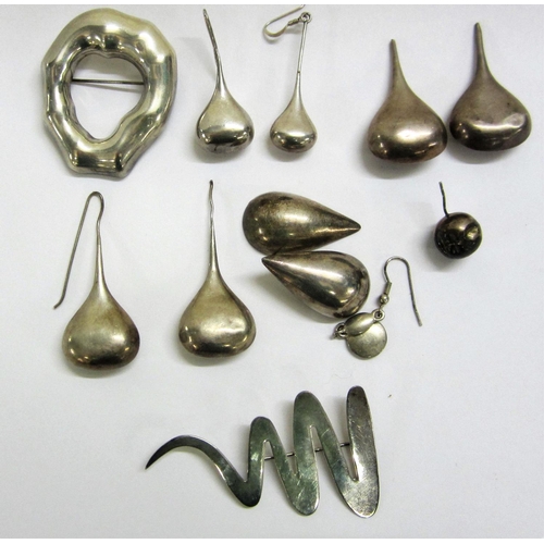 411 - Silver/925 & Unmarked Earrings & Brooches, abstract style