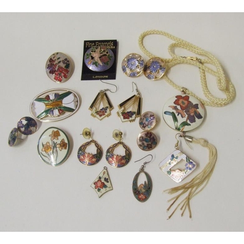 515 - Gold Plated & Enamelled Jewellery Brooches & Earrings