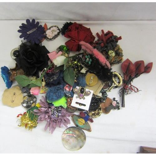 499 - Costume Jewellery Brooches, fabric, wood, plastic, etc.