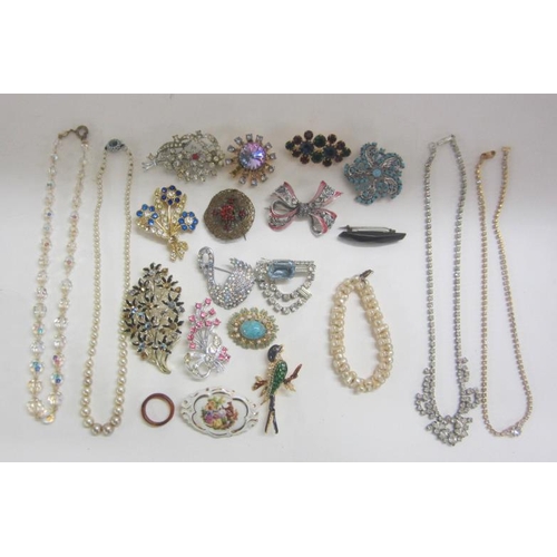 473 - Vintage & Vintage Style Costume Jewellery: paste set brooches, ceramic brooch, faux pearls, etc.