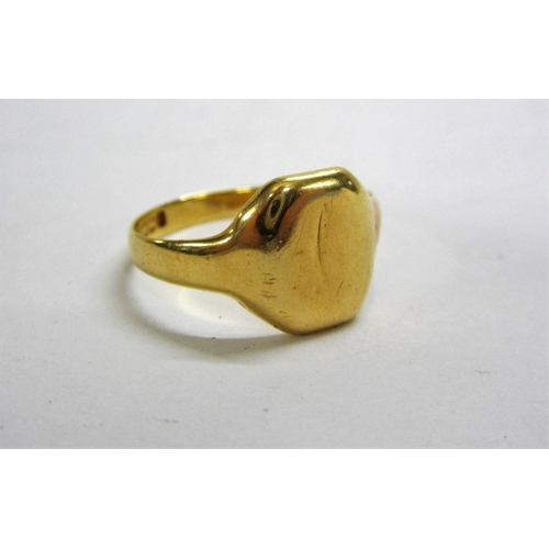 480 - Gents 18ct Gold Signet Ring, size W 1/2