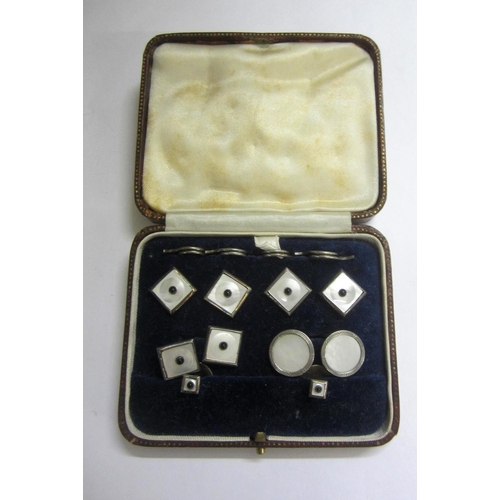 492 - Gents White Metal marked 935 Dress Studs, cufflink, 2 small square studs & unassociated mother of pe... 