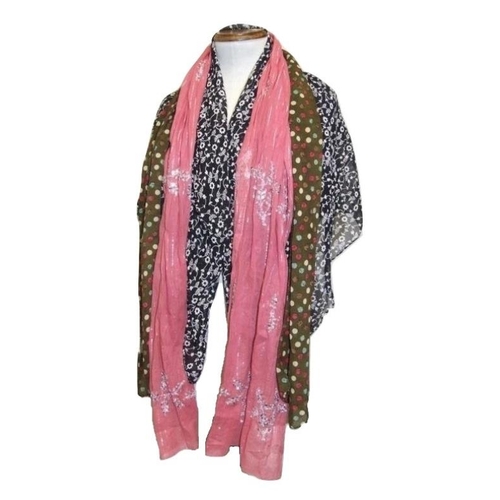 694 - 22 Scarves & Shawls