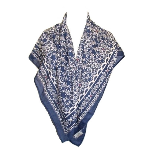 694 - 22 Scarves & Shawls