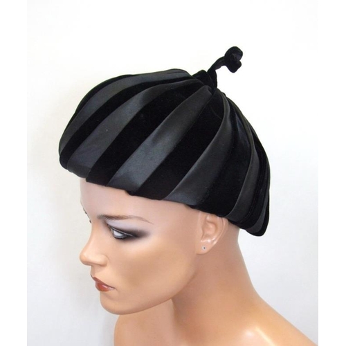 458 - Ladies Edna Wallace Vintage Black Pleated Silk & Velvet Turban Hat in Kays of Bond Street Cardboard ... 