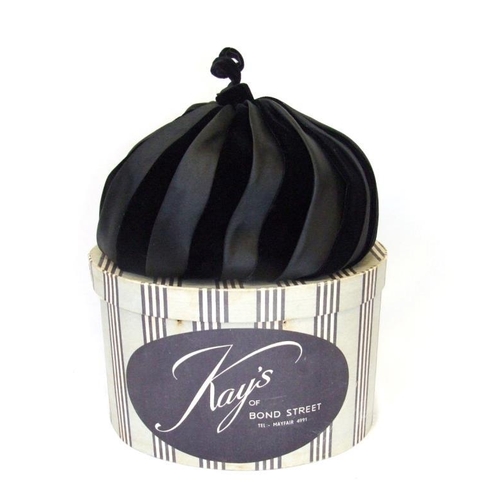 458 - Ladies Edna Wallace Vintage Black Pleated Silk & Velvet Turban Hat in Kays of Bond Street Cardboard ... 