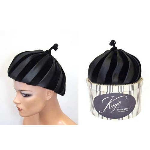 458 - Ladies Edna Wallace Vintage Black Pleated Silk & Velvet Turban Hat in Kays of Bond Street Cardboard ... 