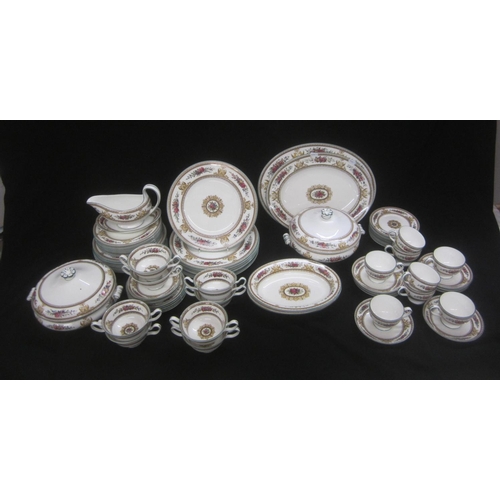 300 - Wedgwood Columbia Pattern W595 Bone China Dinner Service: 8 dinner plates 10 3/4