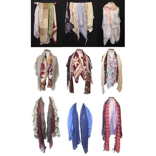 500 - 30 Scarves incl. cotton squares, chiffon, silk etc.