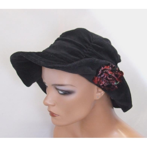 529 - Ladies Hats incl. Accessorize, St Michael, Per Una, Liz Claiborne, Kangol, Barbour, Natural Nomads, ... 