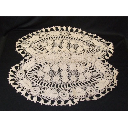 531 - 5 Antique Lace Collars, Lace Doilies & Set of Table Linen