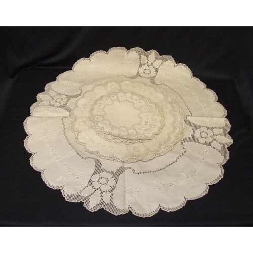 531 - 5 Antique Lace Collars, Lace Doilies & Set of Table Linen