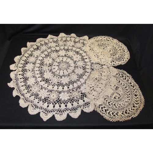 531 - 5 Antique Lace Collars, Lace Doilies & Set of Table Linen