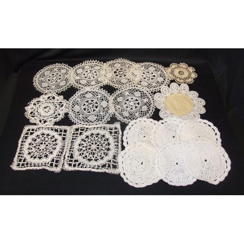 531 - 5 Antique Lace Collars, Lace Doilies & Set of Table Linen