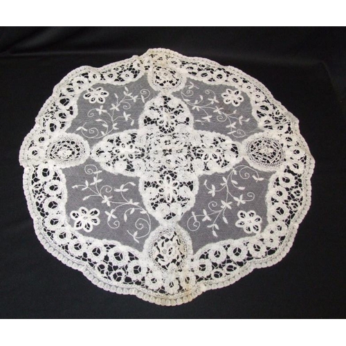 531 - 5 Antique Lace Collars, Lace Doilies & Set of Table Linen