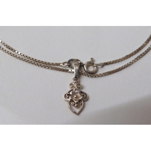 482 - Silver Light Box link chain with flowerhead pendant