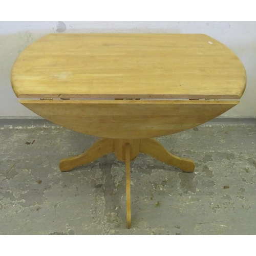 140 - Circular Table with drop flaps approx. 106cm dia. x 75cm L