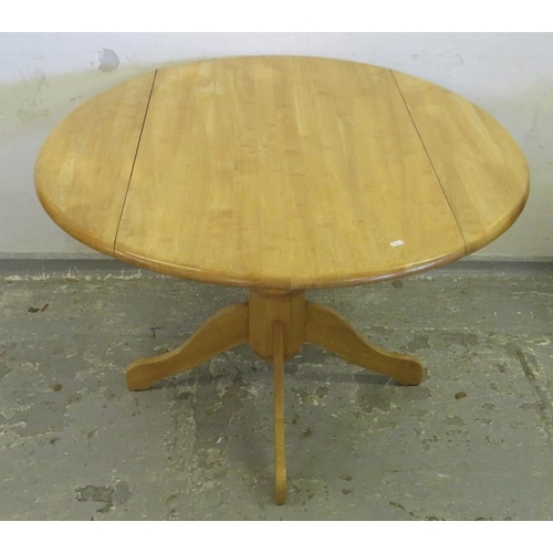 140 - Circular Table with drop flaps approx. 106cm dia. x 75cm L