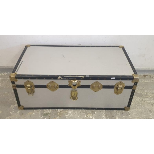 37 - Storage Trunk with multiple clasps A14