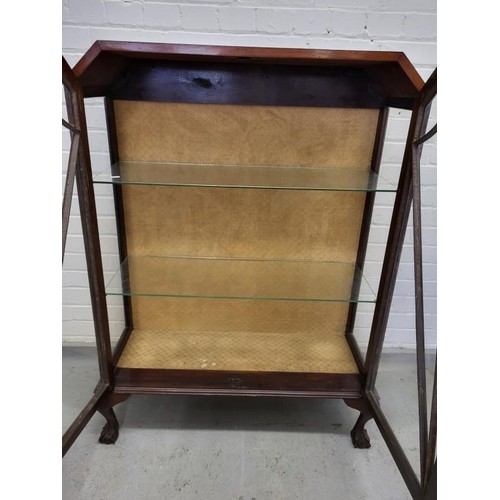 90 - Art Deco Display Cabinet, 2 glass shelves enclosed by 2 glazed doors (with key) approx. 88cm x 30cm ... 