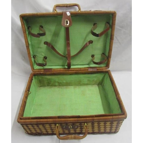 1559 - Empty Wicker Picnic Basket