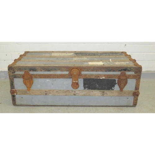 32 - Metal Packing/Travelling Trunk approx. 50cm x 31cm x 94cm (A14)