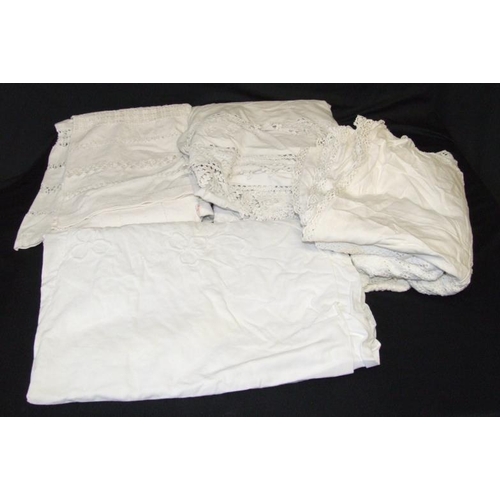 Vintage Linen incl. tablecloths, napkins & runners (1 Box)