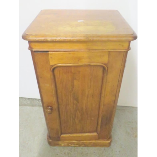 41 - Victorian Bedside Cabinet/Pot Cabinet on plinth base approx. 40cmW x 33cmD x 73cmH (A14)