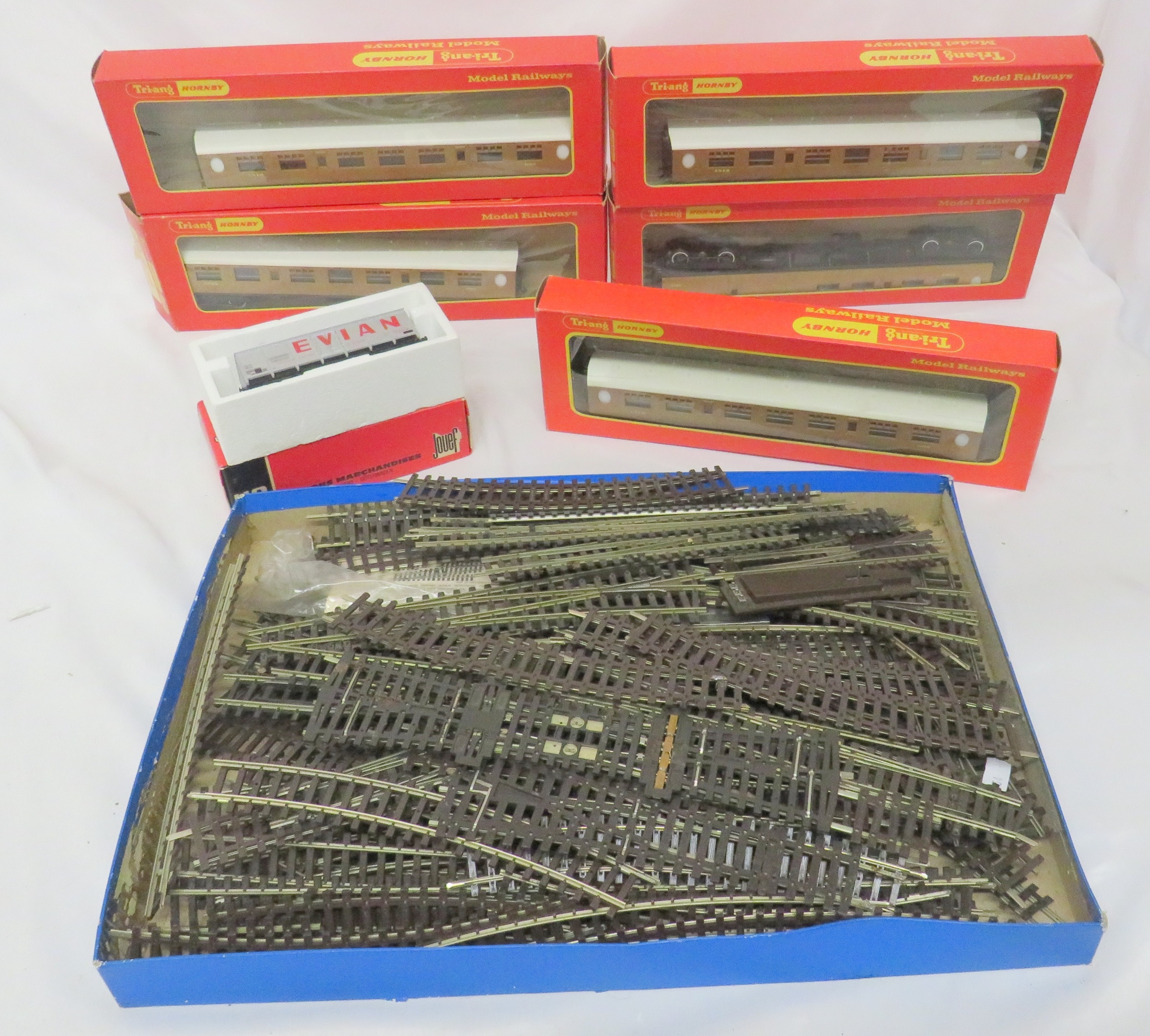 Tri-ang Hornby R745 LNER Full Third Coach x 4, R746 LNEW Brake 3rd ...