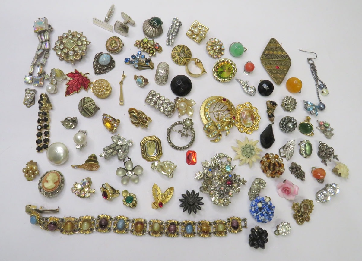 Vintage Costume Jewellery incl. odd earrings, brooches etc. SPARES ...
