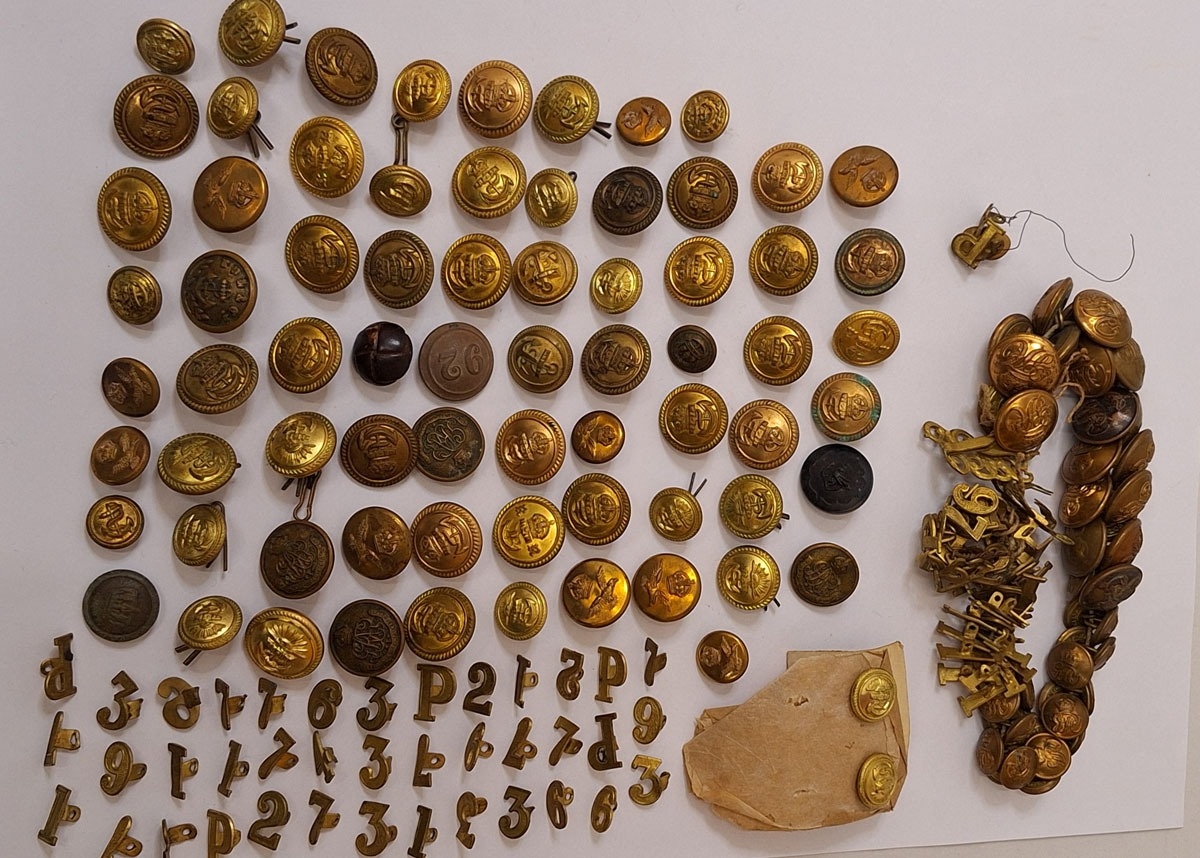 Cigar Tub of military, army & naval buttons, mostly brass & quantity ...