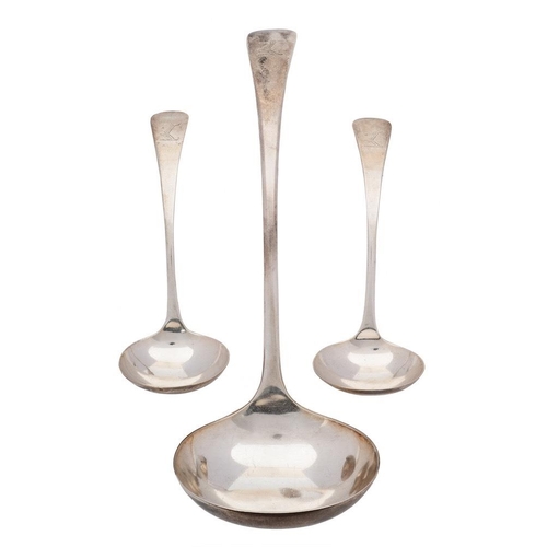798 - A Victorian silver Old English soup ladle, maker John Round & Sons Ltd, Sheffield, 1897: crested, to... 