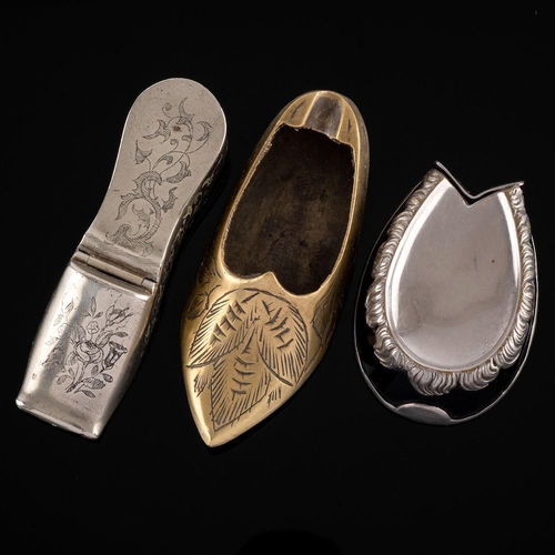 840 - A novelty vesta case in the form of a horse's hoof: a white metal vesta/snuff case in the form of a ... 