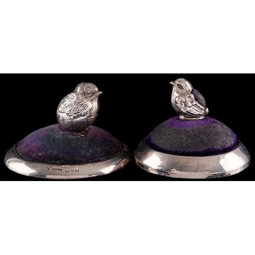 851 - An Edwardian novelty silver pin cushion, maker Sampson Mordan & Co, Chester, 1908: of circular outli... 