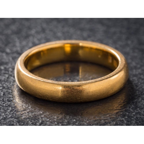 985 - A 22ct gold wedding band: approximately 5.5gms gross weight.