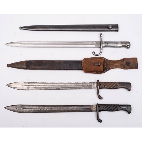 239 - A World War One German pioneer bayonet model 98/05 : with 36cm fullered blade with saw back, ribbed ... 