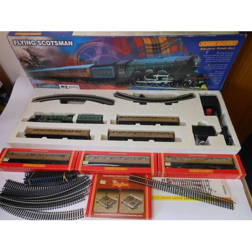 1021 - Hornby 00/H0 gauge 'Flying Scotsman' railway set: boxed, with three extra passenger coaches, level c... 