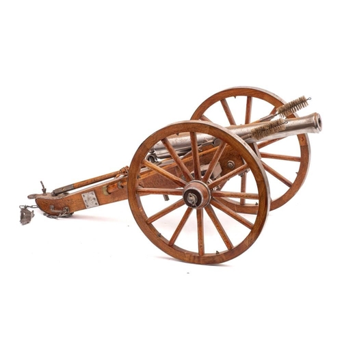 377 - A scale model of a field gun: the 15 inch steel barrel on an oak carriage with polished steel fixtur... 