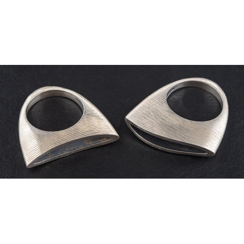 53 - Two textured rings:, of undulating form, length of ring head ca. 3cm, ring size O, total weight ca. ... 