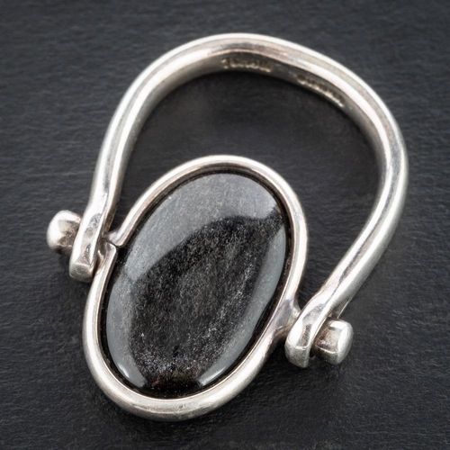 60 - Vivianna Torun Bülow-Hübe, an oval, mother-of pearl and labradorite reversible ring,: signed 'TORUN'... 