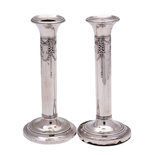 24 - A pair of Edward VII silver candlesticks, maker Henry Matthews, Birmingham, 1904: with plain sconces... 