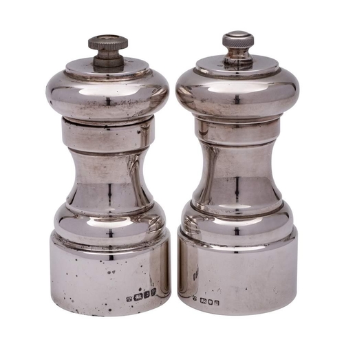 28 - A pair of Elizabeth II silver salt and pepper mills, maker David Shaw Silverware Ltd, London, 1988/8... 