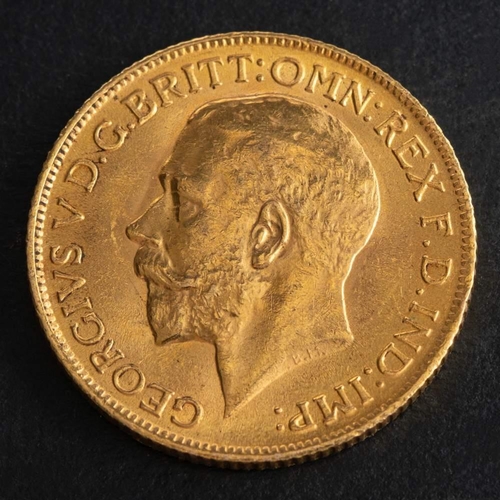 401 - A George V gold sovereign coin, 1915,: diameter ca. 22mms, total weight ca. 8gms.